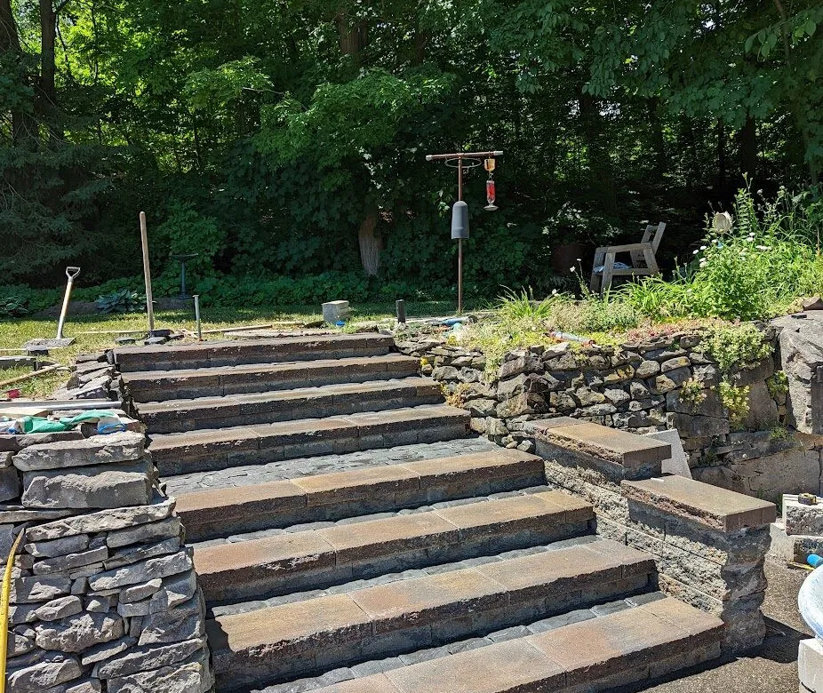 A beautiful 8-step system with a wall retaining it