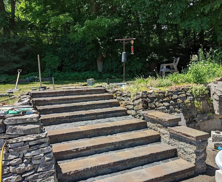 A beautiful 8-step system with a wall retaining it