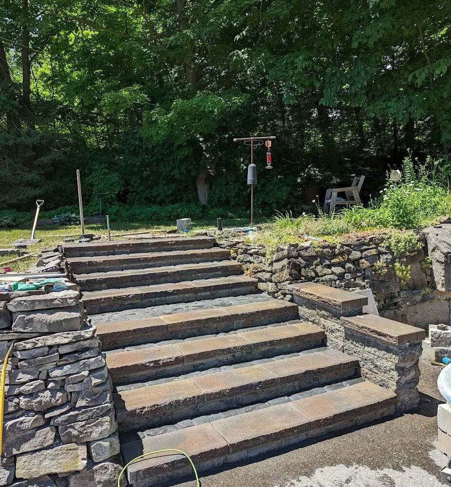 A beautiful 8-step system with a wall retaining it